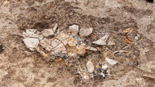 Archeologické Práce Vykopané Šindele Kousky Starobylého Hliněného Artefaktu Nádoby Jílovité — Stock fotografie