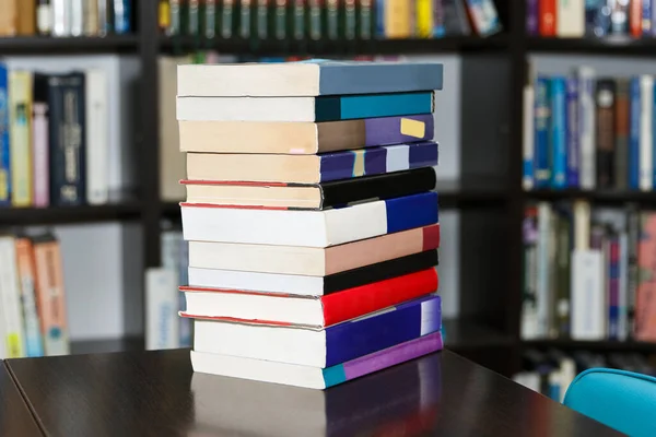 Una Pila Diferentes Libros Una Gran Biblioteca Seleccionada Por Lector —  Fotos de Stock