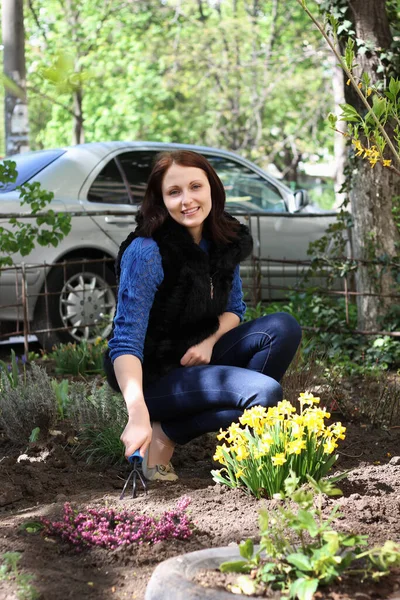 Joven Morena Positiva Trabaja Jardín Primavera Plantas Flores Tierra Agarrar —  Fotos de Stock