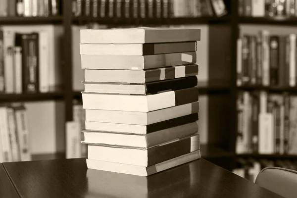Una Pila Diferentes Libros Una Gran Biblioteca Seleccionada Por Lector — Foto de Stock