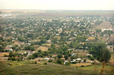 Yazın tarlaların arka planına karşı çevre, banliyö, ev ve sokak altyapısı
