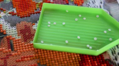 3 boyutlu resim üzerinde çalışmadan önce kabı akrilik beyaz elmaslarla doldurmak