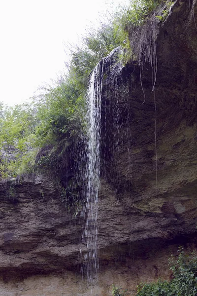 Kleiner Kühlender Wasserfall Fließt Einem Felsigen Mit Grünen Pflanzen Bewachsenen — Stockfoto