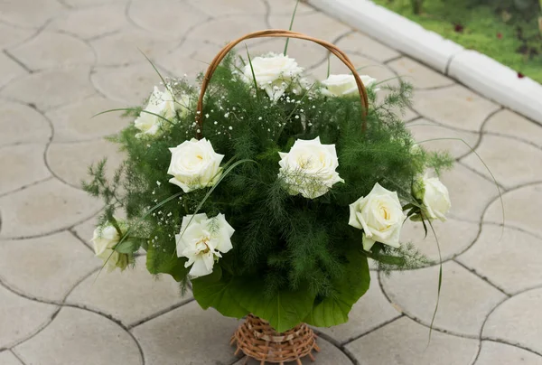 Festlicher Korb Mit Weißen Rosen Auf Grünem Laubgrund Ein Schönes — Stockfoto