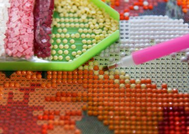 Konteynırdaki elmas akrilik elmaslar ve yuvarlak yapay elmaslardan elde edilen elmas boyasının yapımı için gerekli alet.