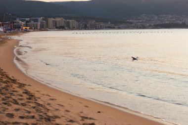Arka plandaki otel ve şehirlerde Karadeniz, sahil ve kıyı şeridi