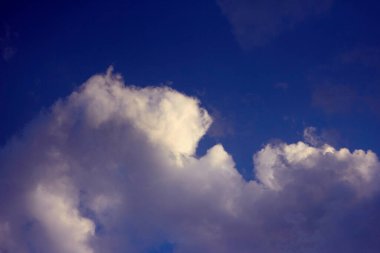 Bulutlarla kaplı gökyüzü, güzel bir gün manzarası Dünya 'dan izlenecek bir şey.