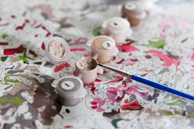 Sayıyla resim. Evde rengarenk akrilik renklerle resim çizmenin yaratıcı süreci