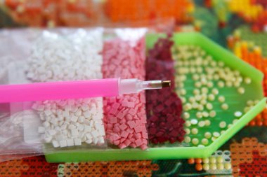 3D elmas resim çalışmalarına başlamadan önce konteynır, kalem ve akrilik elmasların hazırlanması