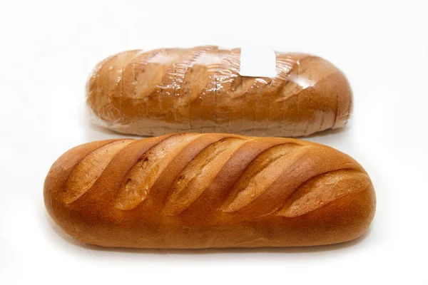 Biały Świeży Chleb Chrupiącą Skórką Leży Sprzedaż Półce Piekarni — Zdjęcie stockowe
