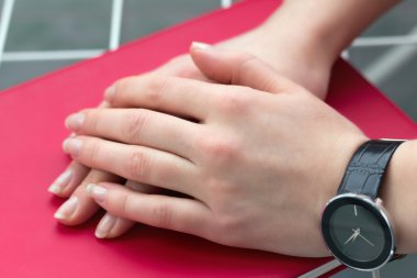 kadın el ile bir saat 