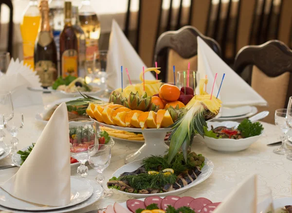 Bellamente mesa de banquete con comida —  Fotos de Stock