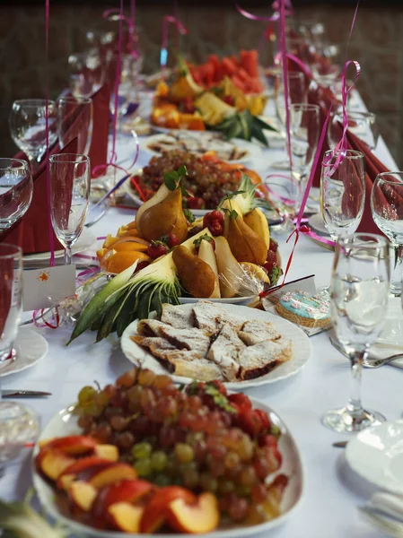 Bellamente mesa de banquete con postre —  Fotos de Stock