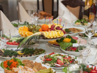 güzel yiyeceklerle Ziyafet masa