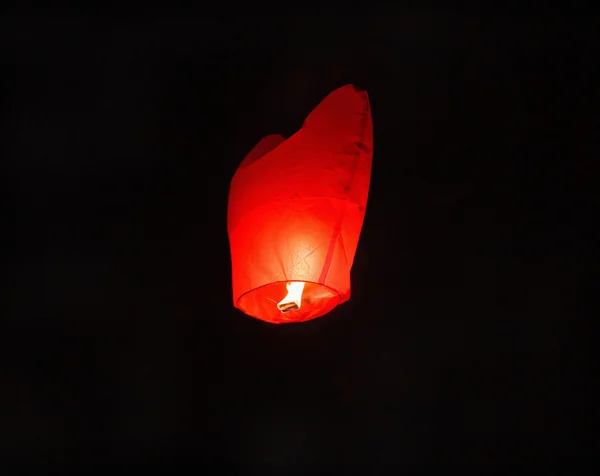Brinnande röd himmelska lampa — Stockfoto