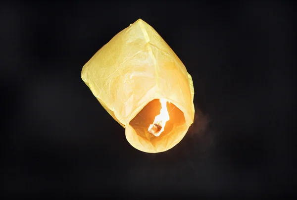 Brinnande gula himmelska lampa — Stockfoto