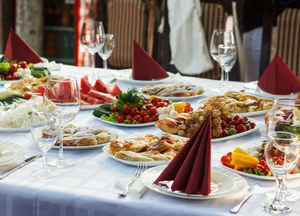 Bellamente mesa de banquete con comida —  Fotos de Stock