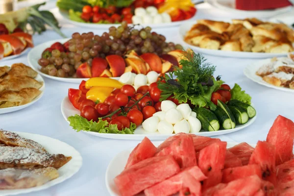 Celebra la mesa del banquete con comida —  Fotos de Stock