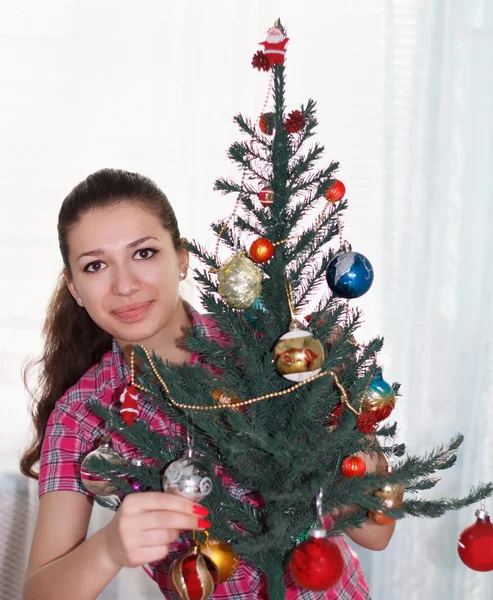 Chica morena decorando árbol de Navidad — Foto de Stock