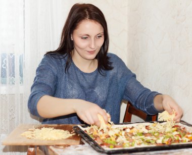 Pizza hazırlama esmer kız