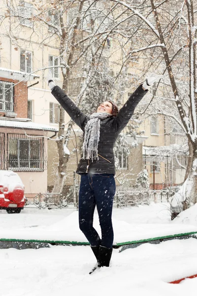 Счастливая женщина на улице зимой — стоковое фото