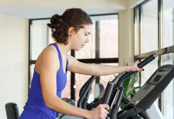 Gimnasio mujer entrenamiento —  Fotos de Stock