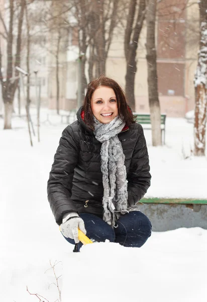 Lycklig kvinna nöje att snö — Stockfoto