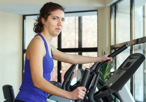 Gimnasio mujer entrenamiento —  Fotos de Stock