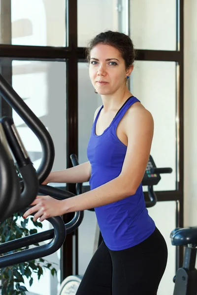 Woman doing exercises in gym — Stock Photo, Image