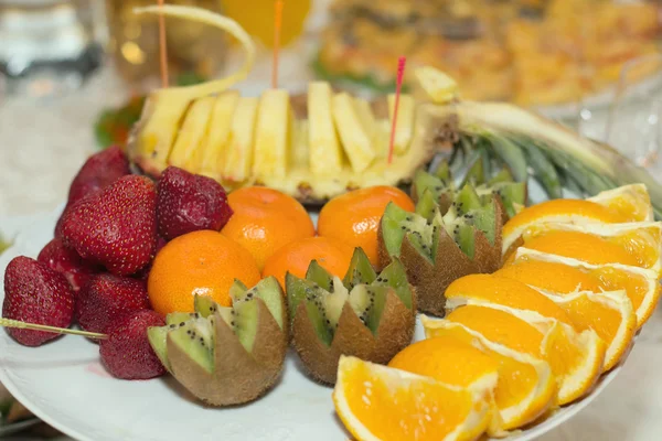 Slavnostní banket stůl s ovocem — Stock fotografie