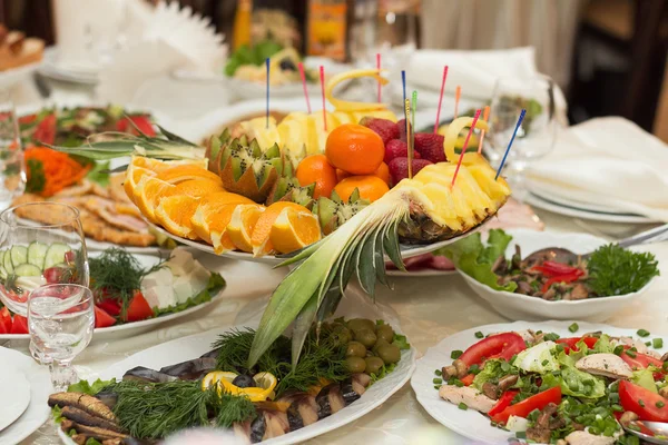 Güzel yiyeceklerle Ziyafet masa Telifsiz Stok Fotoğraflar