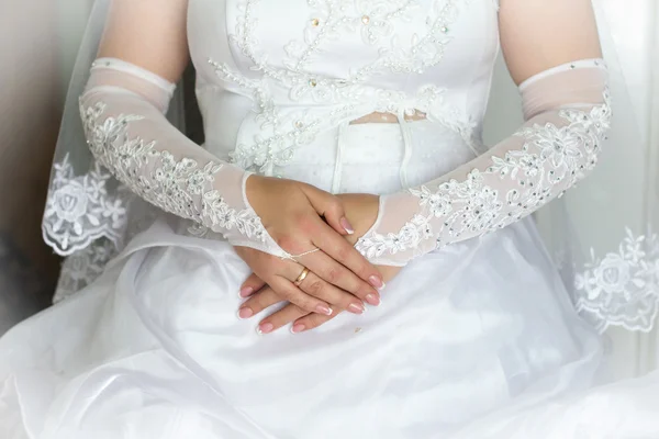 Mãos caucasianas com anéis de casamento — Fotografia de Stock