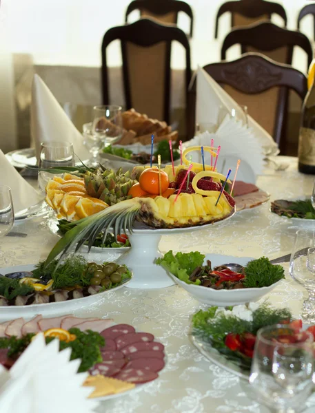 Bellamente mesa de banquete con comida —  Fotos de Stock