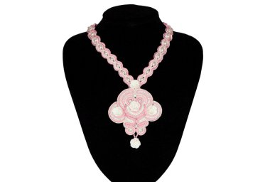Bir raf üzerinde pembe kolye