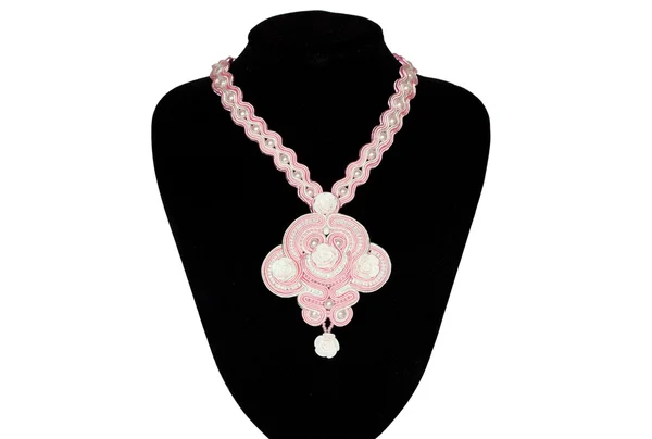Розовое ожерелье на стойке — стоковое фото