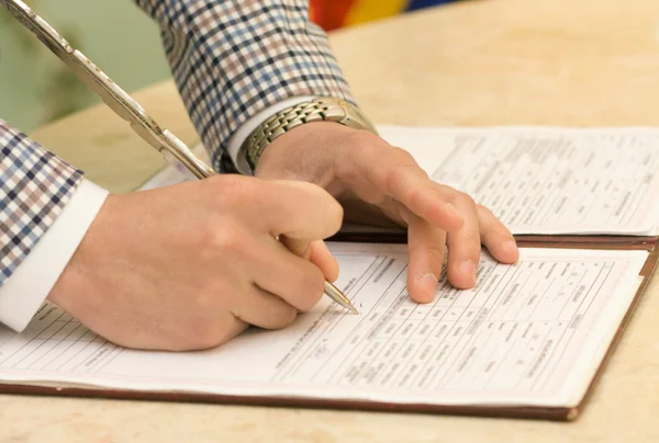 Sposo firma certificato di matrimonio — Foto Stock