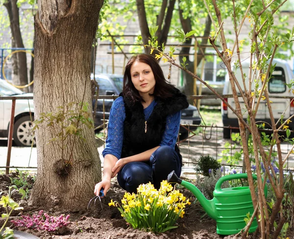 Travail de femme dans le jardinage de cour — Photo