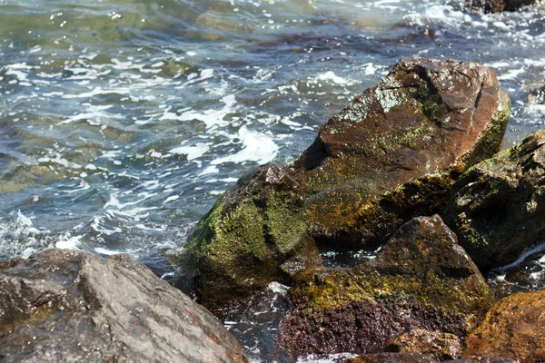 Onda do mar atinge rochas — Fotografia de Stock