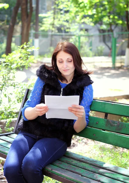Несчастная женщина читает письмо — стоковое фото