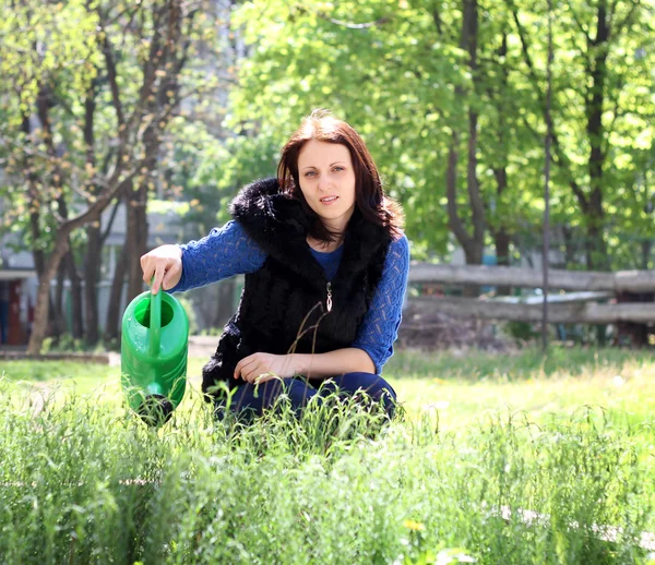 Mujer en jardinería aguas hierbas — Foto de Stock