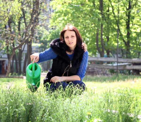 Femme dans les eaux de jardinage herbes — Photo