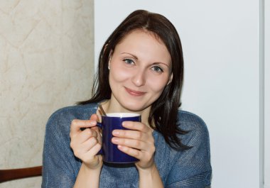 Mutlu kız sıcak çay içme