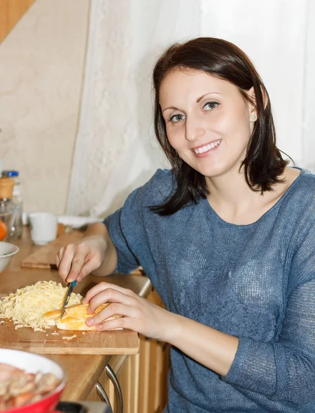 Preparación de alimentos - Mujer cortando queso —  Fotos de Stock