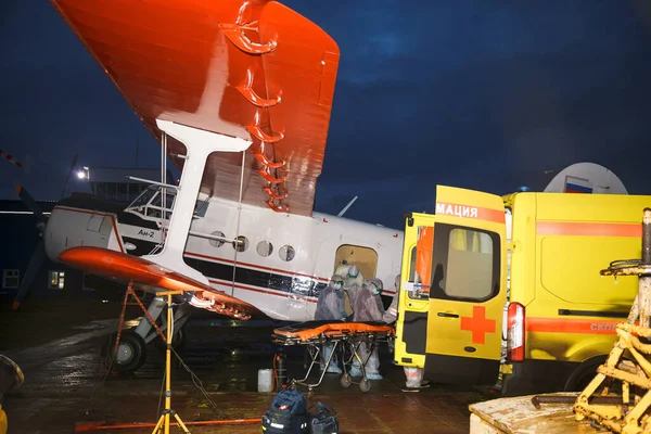 Médicos de aviación médica entran en una ambulancia con un paciente con covid-19 — Foto de Stock