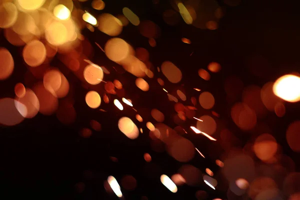Glühender Funken im Dunkeln Feuerfunken auf dunklem Hintergrund — Stockfoto
