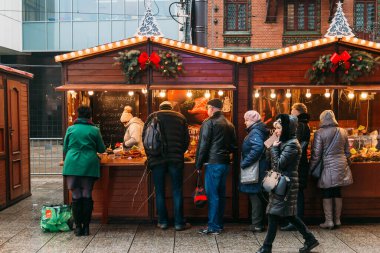 Polonya, Katowice - 3 Aralık 2018: 4 Mickiewicza Caddesi 'ndeki Noel Pazarı, insanlar alışveriş için kuyruğa giriyor