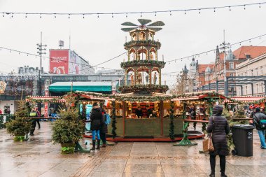 Polonya, Katowice - 3 Aralık 2018: 4 Mickiewicza Caddesi 'ndeki Noel Pazarı, Yeni Yıl Pazarı, Noel Caddesi Dükkanı