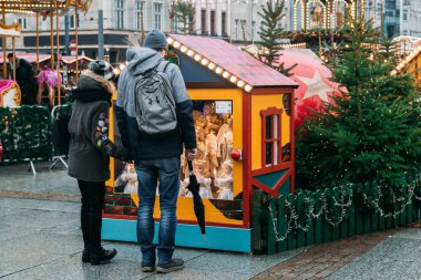 Polonya, Katowice - 3 Aralık 2018: Bir erkek ve bir kadın bir Noel düzenine bakıyorlar
