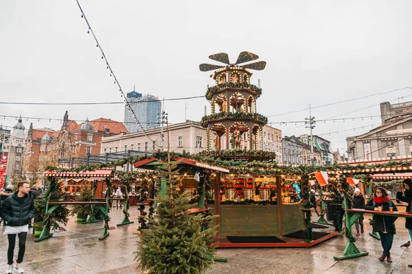 Polônia, Katowice - 03 de dezembro de 2018: Mercado de Natal na Rua Mickiewicza 4, mercado de ano novo, loja de rua de Natal — Fotografia de Stock