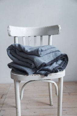 Mavi battaniye ya da ekoseli ahşap bir zeminde klasik beyaz sandalye. Vintage tarzında rustik sandalye